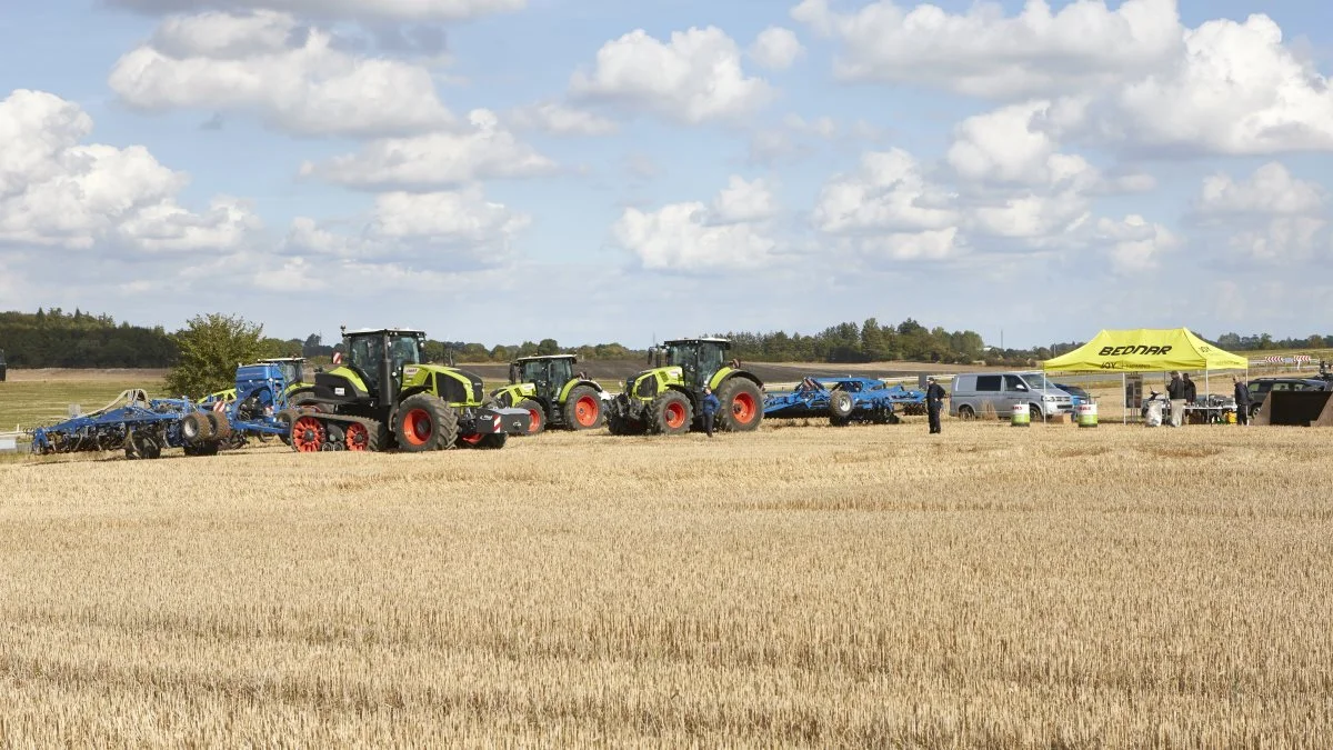 Forleden var Ringe Maskinforretning rykket i marken for at demonstrere et udsnit af traktor- og redskabsprogrammet. Skan QR-koden, og få en tur i marken med Claas Axion 960 TT og den 6 meter Köckerling dybdeharve, som ses til venstre - med salgskonsulent Rasmus Greve som pilot. Foto og video: Erik Hansen