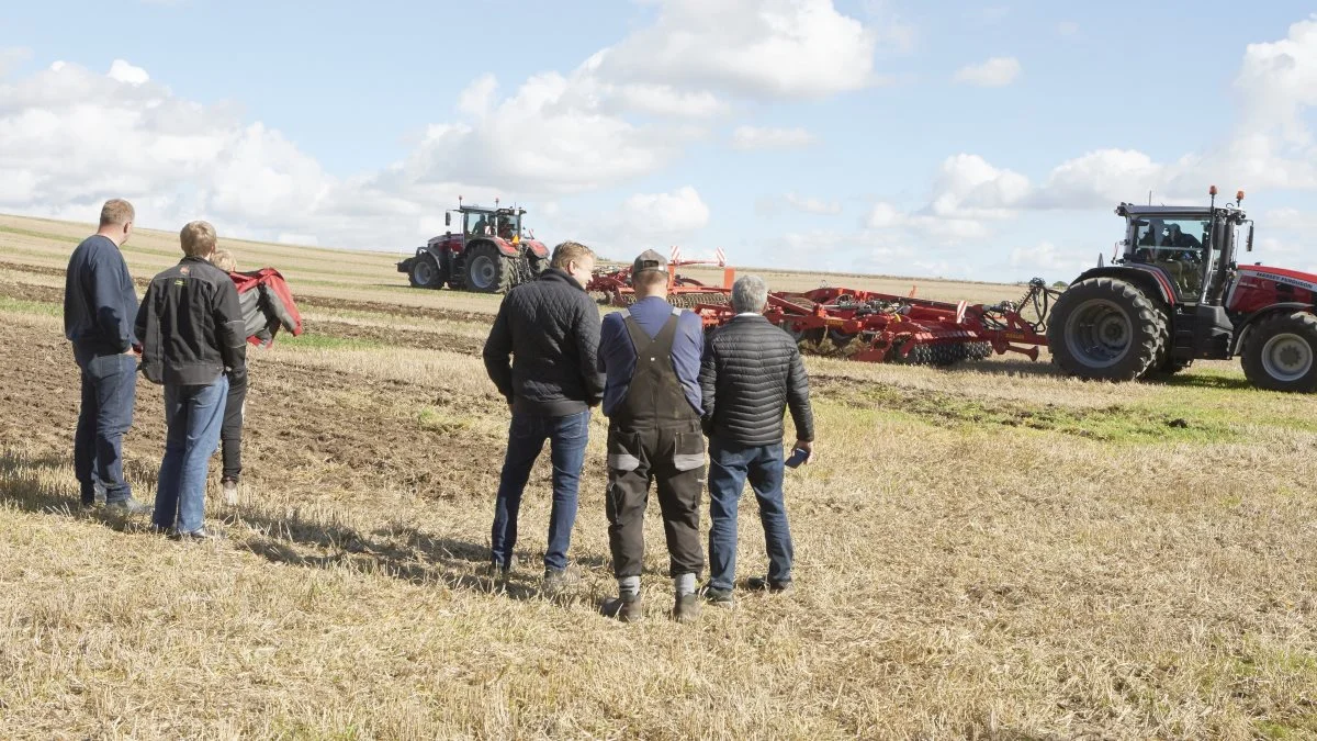 Ved roadshow-arrangementet hos Heden Maskinforretning blev vist et udsnit af Ziegler-redskaberne i arbejde sammen med Massey Ferguson-traktorer. Til højre den nye MF 8S-305 Dyna VT. Fotos: Erik Hansen
