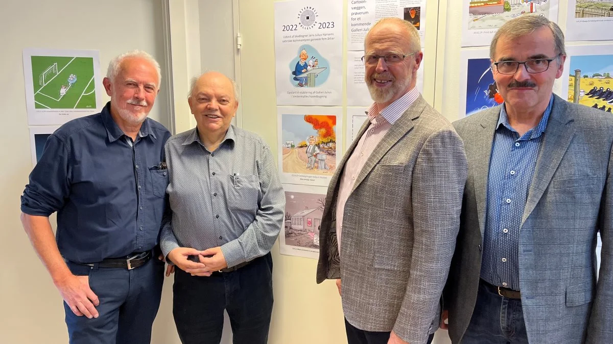 Jens Julius Hansen (tv.), ved siden af formanden for Møllelauget Jørgen Lund Christiansen, åbnede udstillingen af egne værker på Vestermølle. Formand for Mejeriforeningen, Steen Nørgaard Madsen, og landboforeningsformand Christian Jensen (th.) kom med penge til Vestermølles fortsatte kulturhistoriske arbejde, sidstnævnte på vegne af fem landboforeninger i Østjylland og på Samsø.