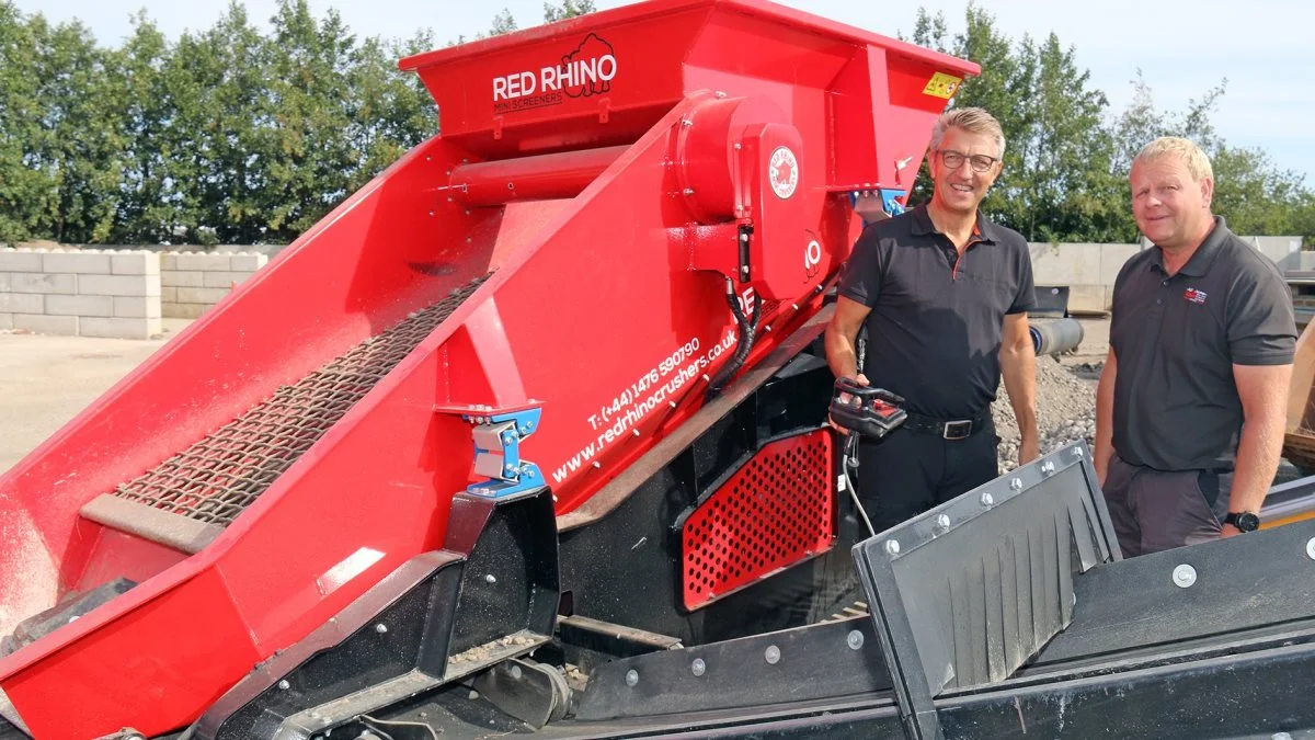 Entreprenør Jim Jensen (til højre) og direktør Lennart Ahlefeldt-Laurvig fra Special Maskiner A/S ved siden af den nye maskine. 