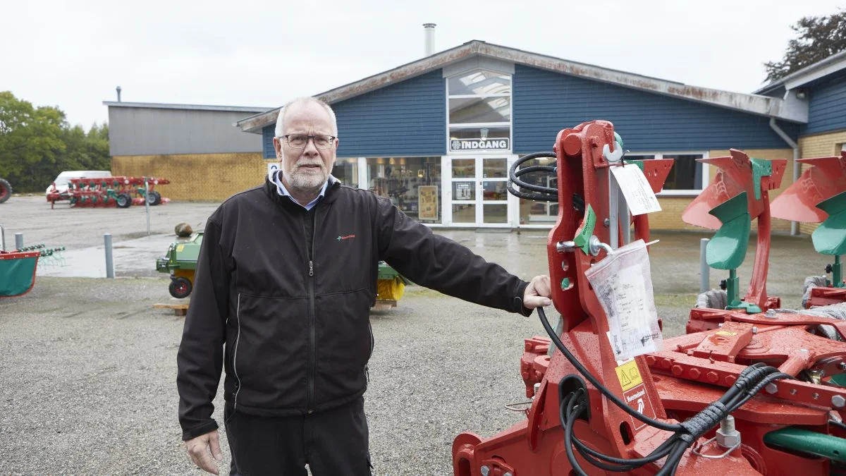 - Naturligvis kommer jeg til at savne maskinerne og ikke mindst de mange loyale kunder, erkender maskinhandler John Madsen, der fredag satte det sidste flueben i salgsprocessen af sin maskinforretning. Foto: Erik Hansen 
