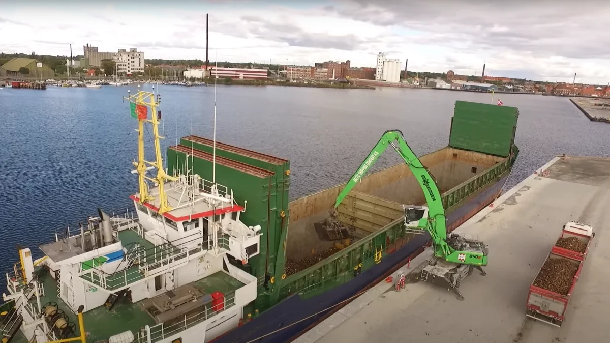 Fem lastbiler kører i pendulfart fra skibet til Nordic Sugar i Nakskov. Fotokilde: Agricenter