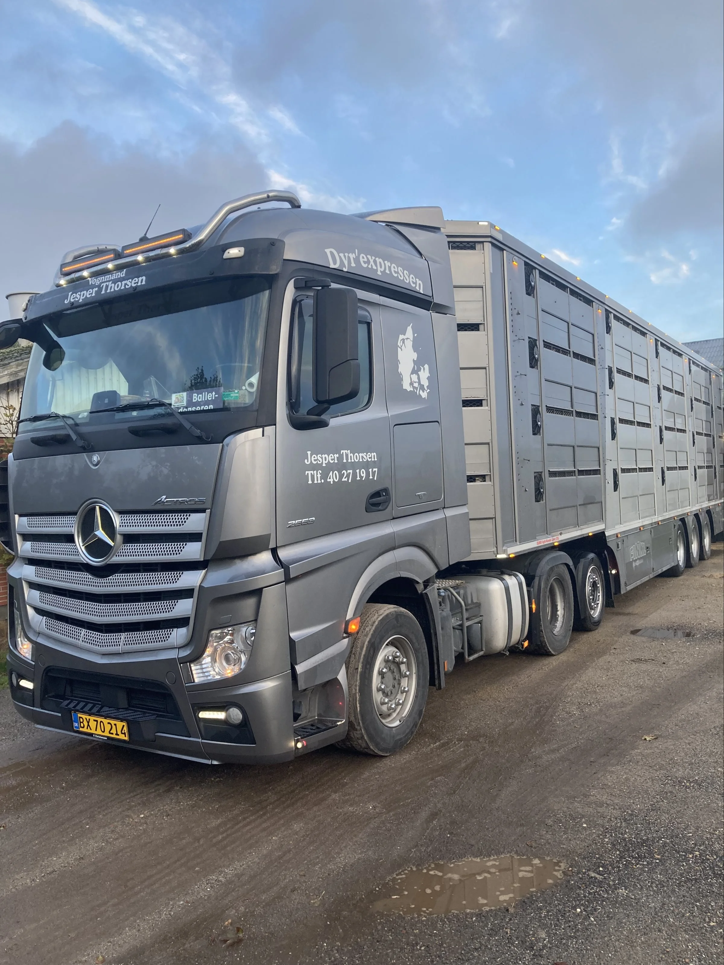 Hos vognmand Jesper Thorsen tager man hygiejnen omkring sine svinetransporter (billedet) alvorligt. Både chauffører og vognmand er bekymrede over at opleve stadig flere beskidte, udenlandske svinetransporter ved danske samlestalde. 