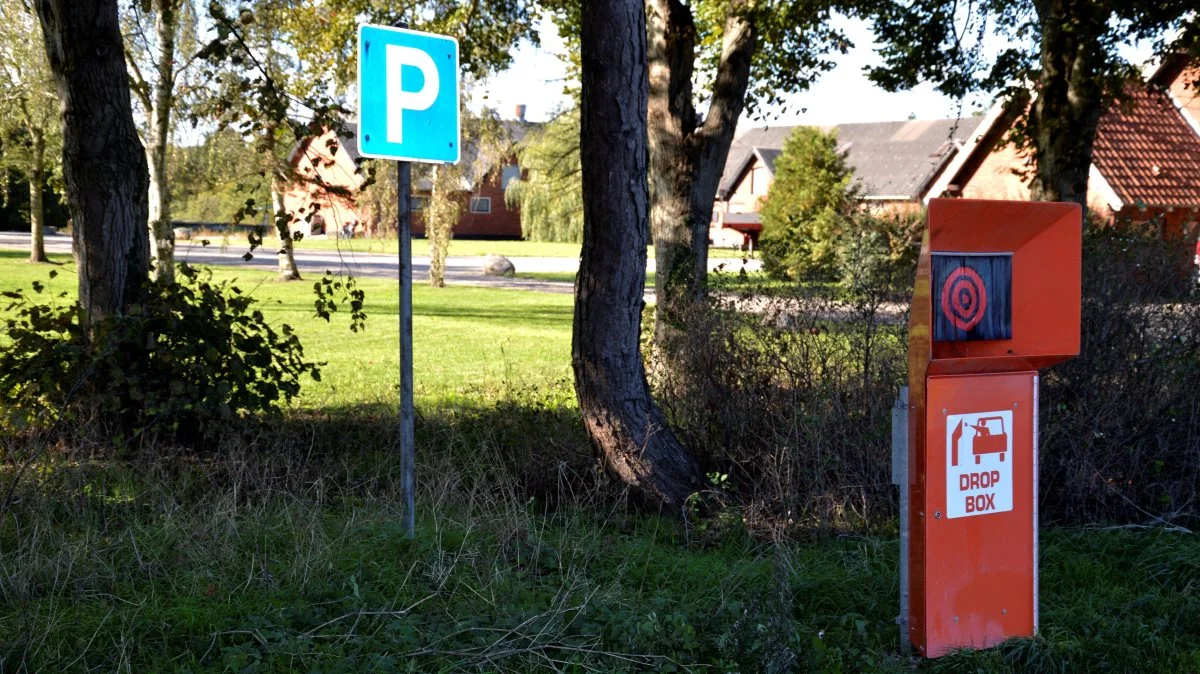 Afrikansk svinepest kan trives fint i madrester. Derfor sætter Fødevarestyrelsen og Naturstyrelsen med ny skiltning fokus på at bruge skraldespandene på landets rastepladser, ligesom der vil blive sat skraldespande op, som er bedre sikret mod vildsvin. Foto: Camilla Bønløkke