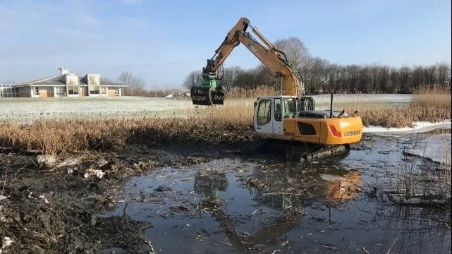 Både etablering af helt nye søer og vandhuller samt udvidelse af eksisterende og oprensning af gamle søer er nogle af de opgaver, GSC anlæg jævnligt løser. Foto: GSC anlæg

