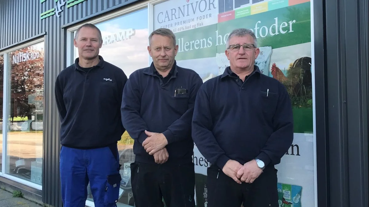 Fra venstre: Ole Bonde, Henrik Nielsen og Bo Pedersen foran Bejstrup Maskinstation A/S ved Fjerritslev, Nordjylland. Foto: Maykers