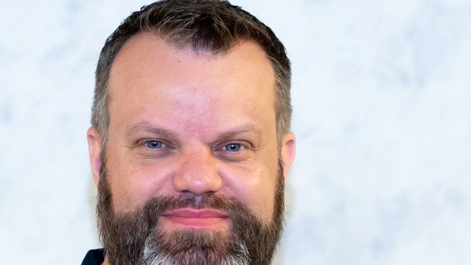 Ifølge Stefan Dyrvig, driftsøkonom, Vestjysk, skal man ikke skære ned på kalvenes adgang til mælk, hvis man gerne vil fremtidssikre sin bedrift.