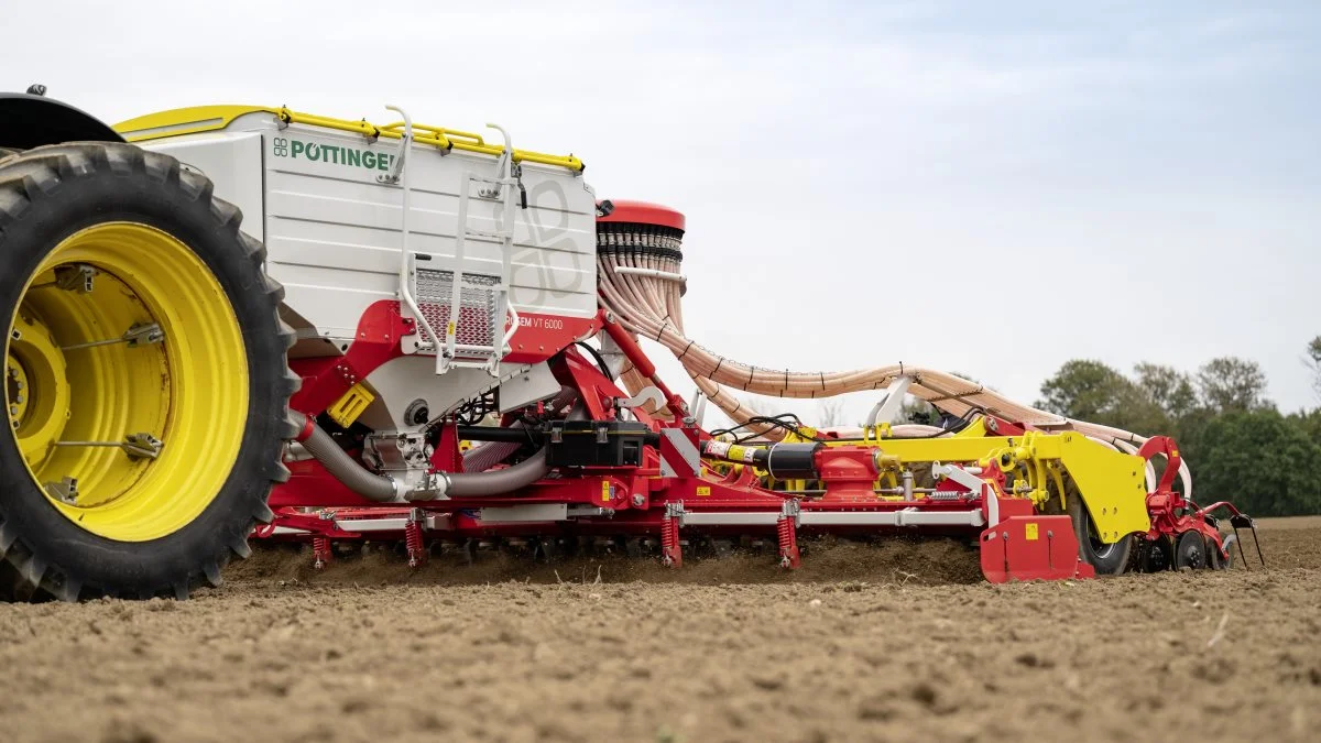 Aerosem VT 6000 DD er udstyret med en såsædstank på 4.600 liter. Tanken er opdelt på langs i kørselsretning 50/50, der giver mulighed for samsåning af korn og gødning eller benytte hele tanken til såsæd. Den aflange tank giver god tilgang til påfyldning og tømning. Pressefoto