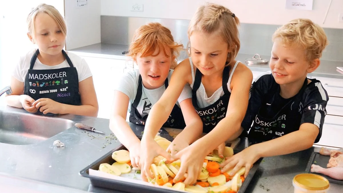 Madskolerne giver børn mulighed for at komme ind i skolekøkkener og blive klogere på råvarer, madkultur og tilberedning. Foto: Arkiv