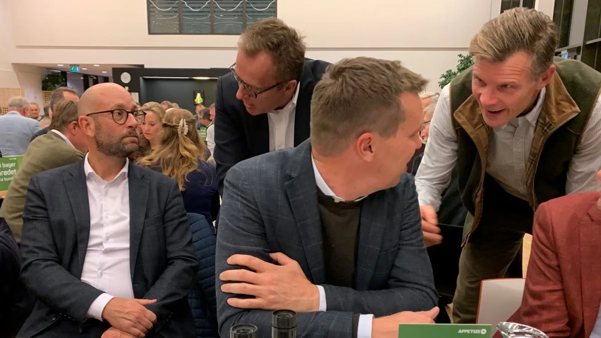Dialogen fortsatte efter mødet. Her har Rasmus Prehn og Søren Søndergaard fået »besøg« af henholdsvis Poul Henrik Prahl, VKST, og Peter Kiær, formand for Bæredygtigt Landbrug. Foto: Jesper Hallgren