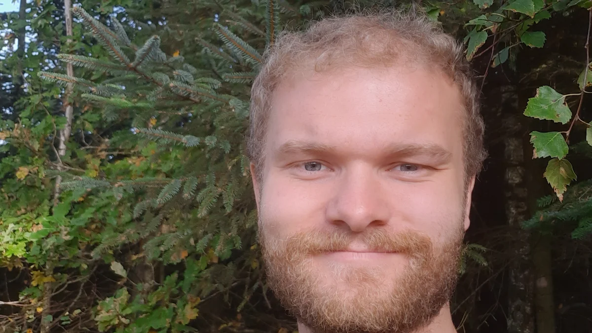 Firmaet Skov – Natur – Landskab ApS arbejder meget med bæredygtighed og sporbarhed i skoven og har for øjeblikket så mange opgaver af denne art, at man har ansat en ny medarbejder, Simon Bengtsen, til at klare nogle af opgaverne.