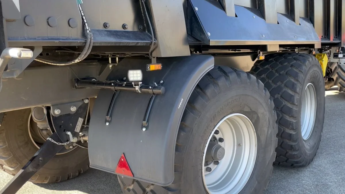 Krampe RamBody 750-afskubbervogn kan nu leveres med Dynamic Trailer Steering (elektronisk tvangsstyring), der er et elektrohydrauliske styringssystem, som bestemmer styrevinklen på vognens styrende aksler ud fra en række sensorer på vognen. Pressefoto