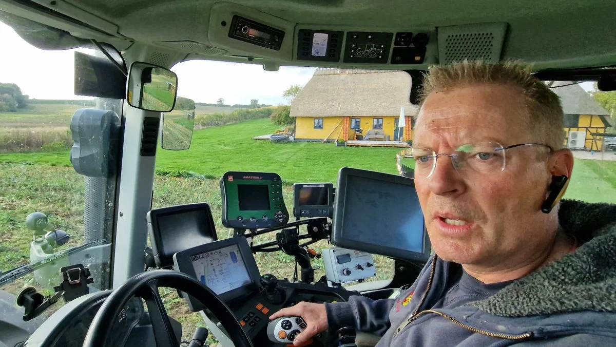 - Vi lagde om til økologi for fire år siden, og det er andet år, vi har hamp i sædskiftet, siger Jørgen Elgaard, der har været driftsleder på Hesselagergaard gods i 20 år.