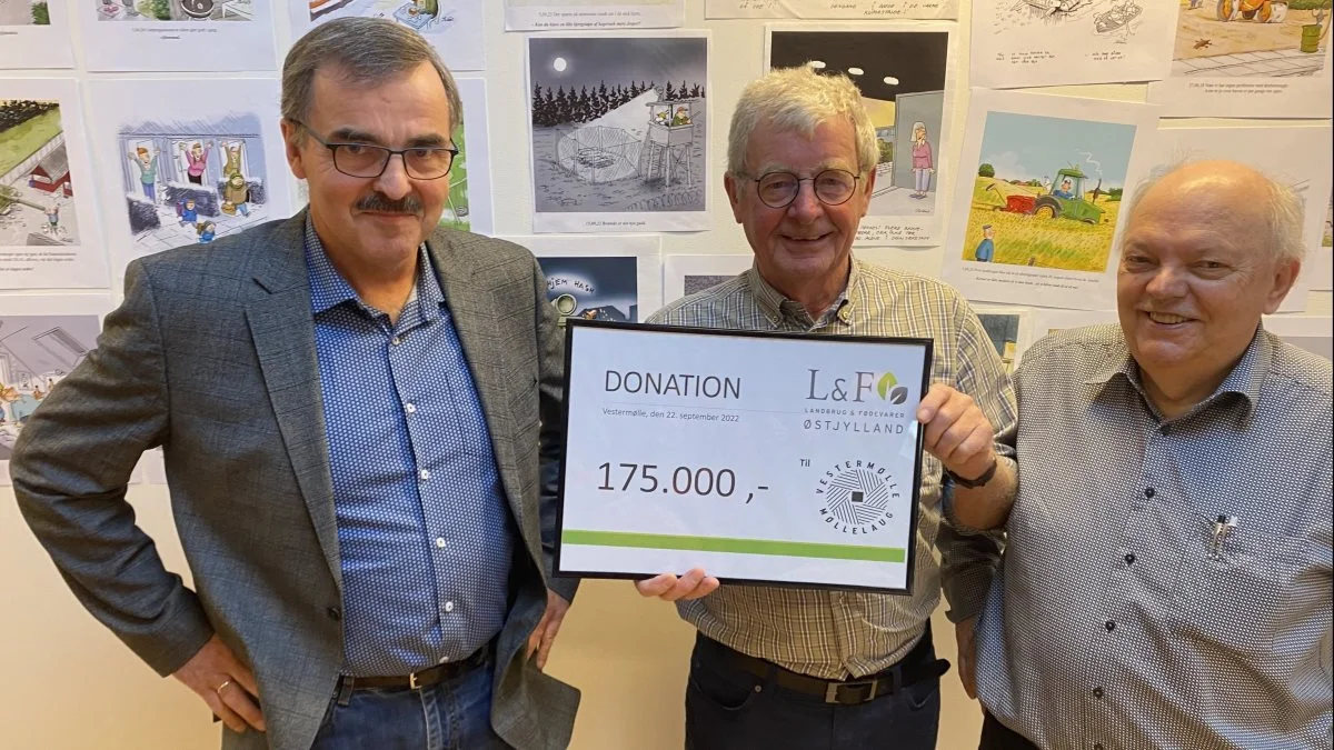 Overrækkelsen af donationen fandt sted på Vestermølle under en fernisering af et udvalg af Julius-tegninger gennem mere end 50 år. Foto: Djursland Landboforening