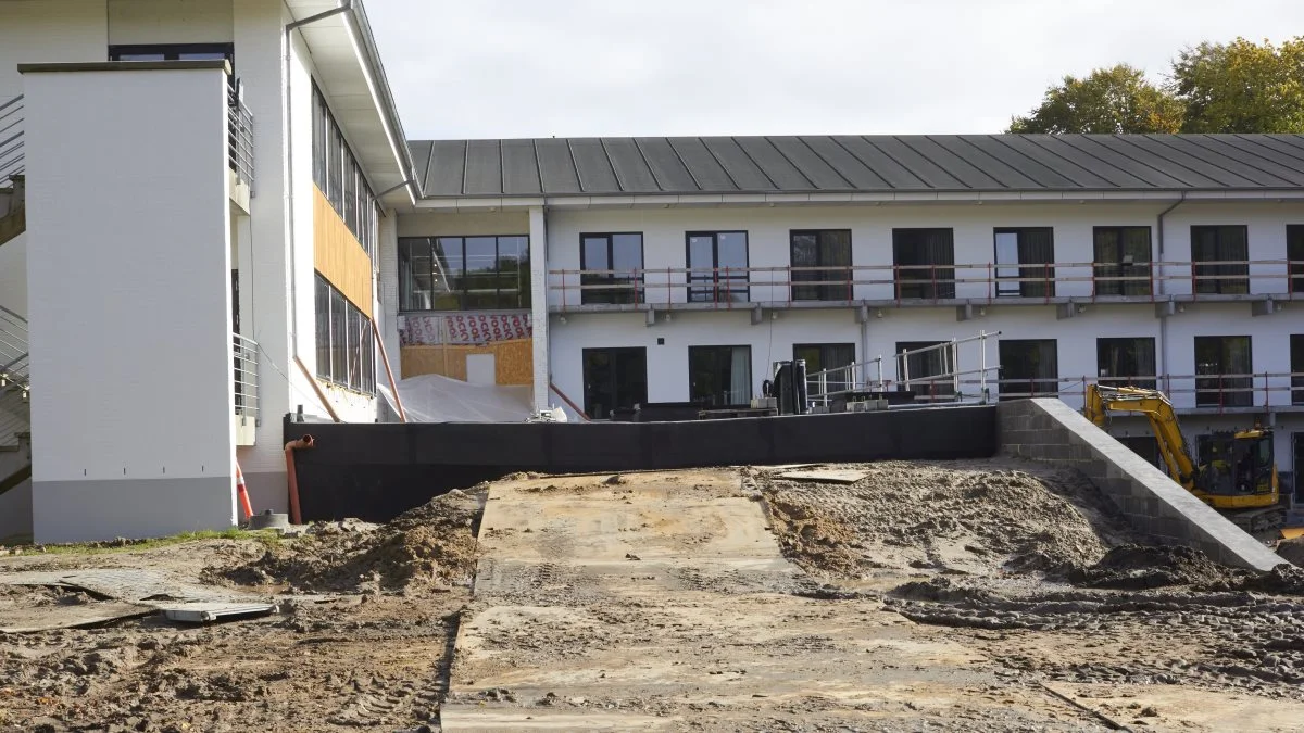 Den gamle hovedindgang står også for en renovering.