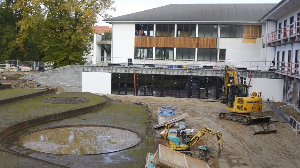 Spisesalen er udvidet, så den nu er dobbelt så stor. Samtidig er der blevet direkte adgang til den kommende atriumgård.