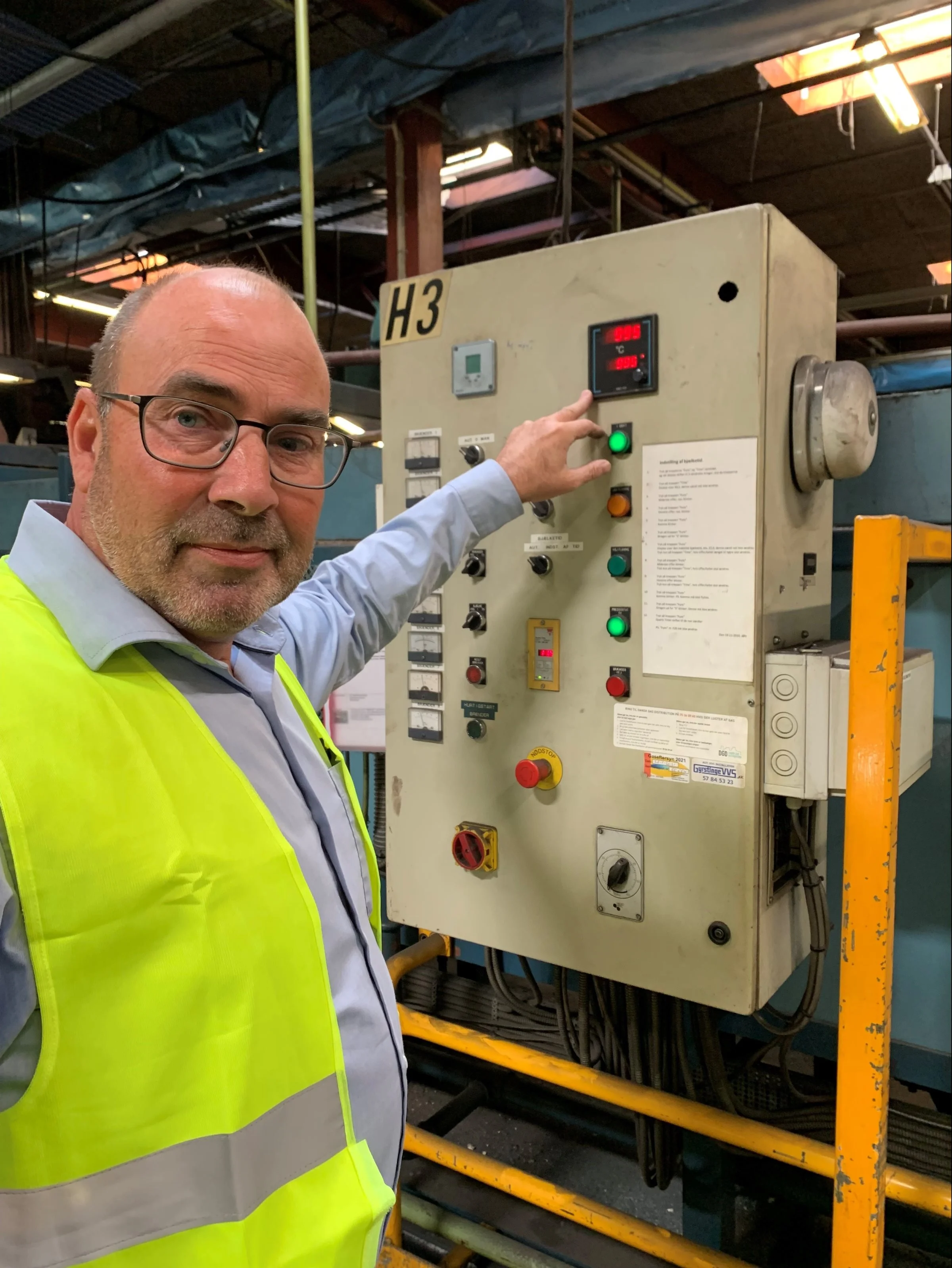 - Arbejdsprocessen er hurtig og effektiv, og der går kun op til syv arbejdsdage fra vi får leveret stål til det færdige produkt kan sendes afsted, fortæller fabriksdirektør Carsten Jensen. Foto: Jesper Hallgren 
