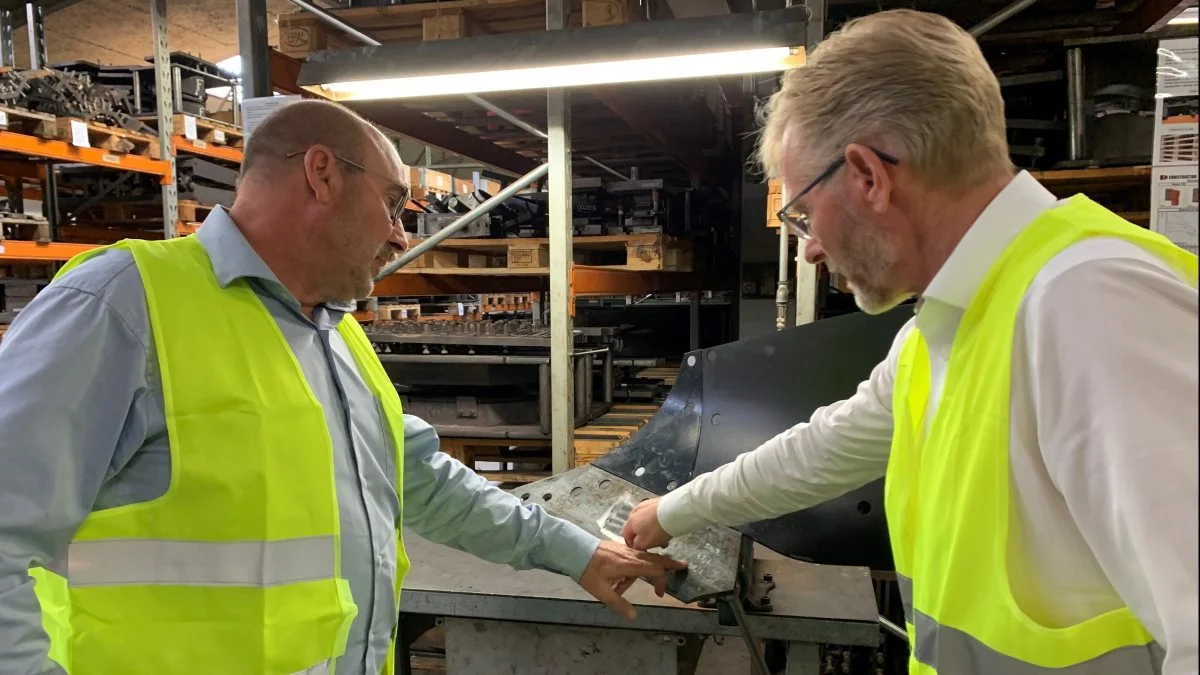 Mølbro Production går ikke på kompromis med kravet om høj kvalitet og lang levetid for sliddelene, understreger fabriksdirektør Carsten Jensen (til venstre) og Knud Rughave, der er administrerende direktør. Foto: Jesper Hallgren 