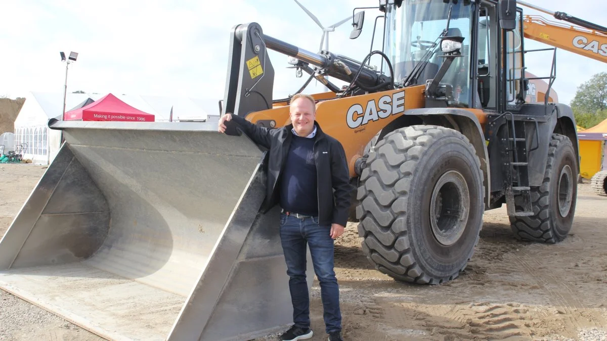 Palle Kjærsgaard, indehaver og administrerende direktør i S.D. Kjærsgaard, ved Cases største gummiged, der nu skal arbejde for Stenlille Grusgrav. Foto: Jesper Hallgren 