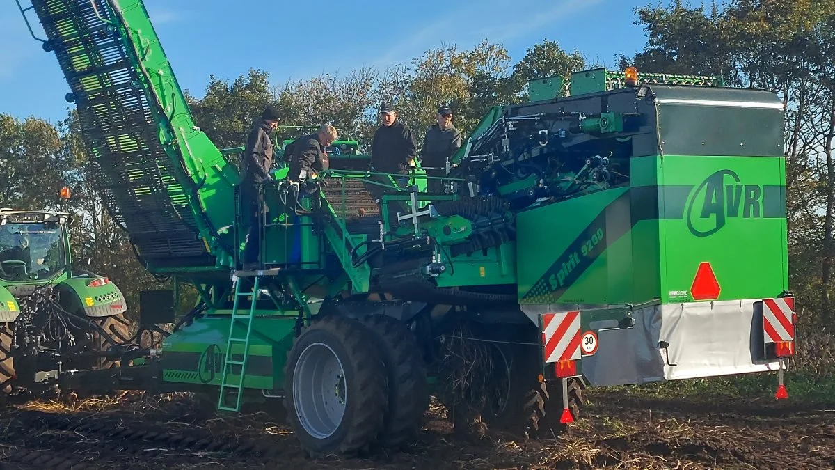 Stor interesse for at komme med AVR-kartoffeloptageren rundt i marken ved demodagen. Foto: John Ankersen