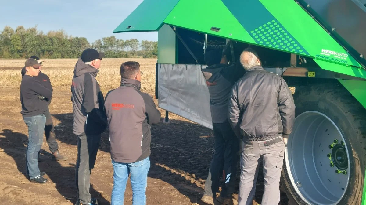 Efter kørsel i marken var der maskingennemgang og mulighed for et kig ind i teknikken på maskinerne. Foto: John Ankersen