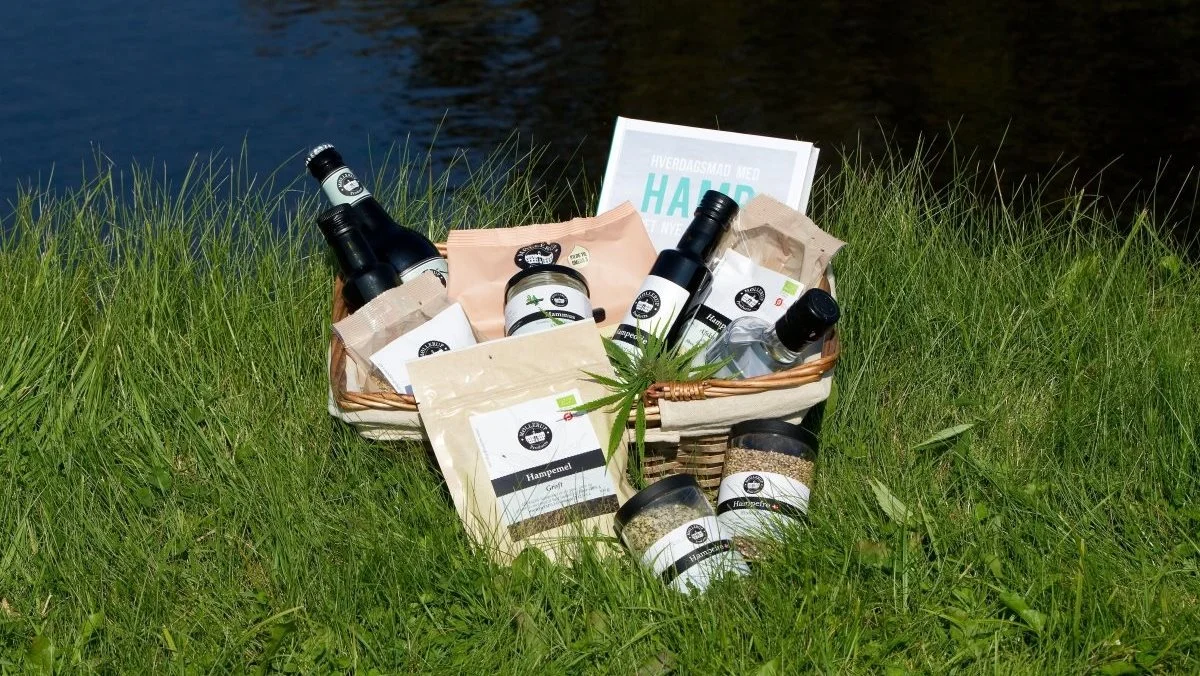 Grundlæggende splittes de modtagne, nyhøstede hampfrø op i otte til ni forskellige fraktioner, der bliver til produkter indenfor ristede eller afskallede hampfrø, olie med presseresten hampkager til foder, hampmel og ingredienser til plantedrikke med mere. Foto: Møllerup Brands
