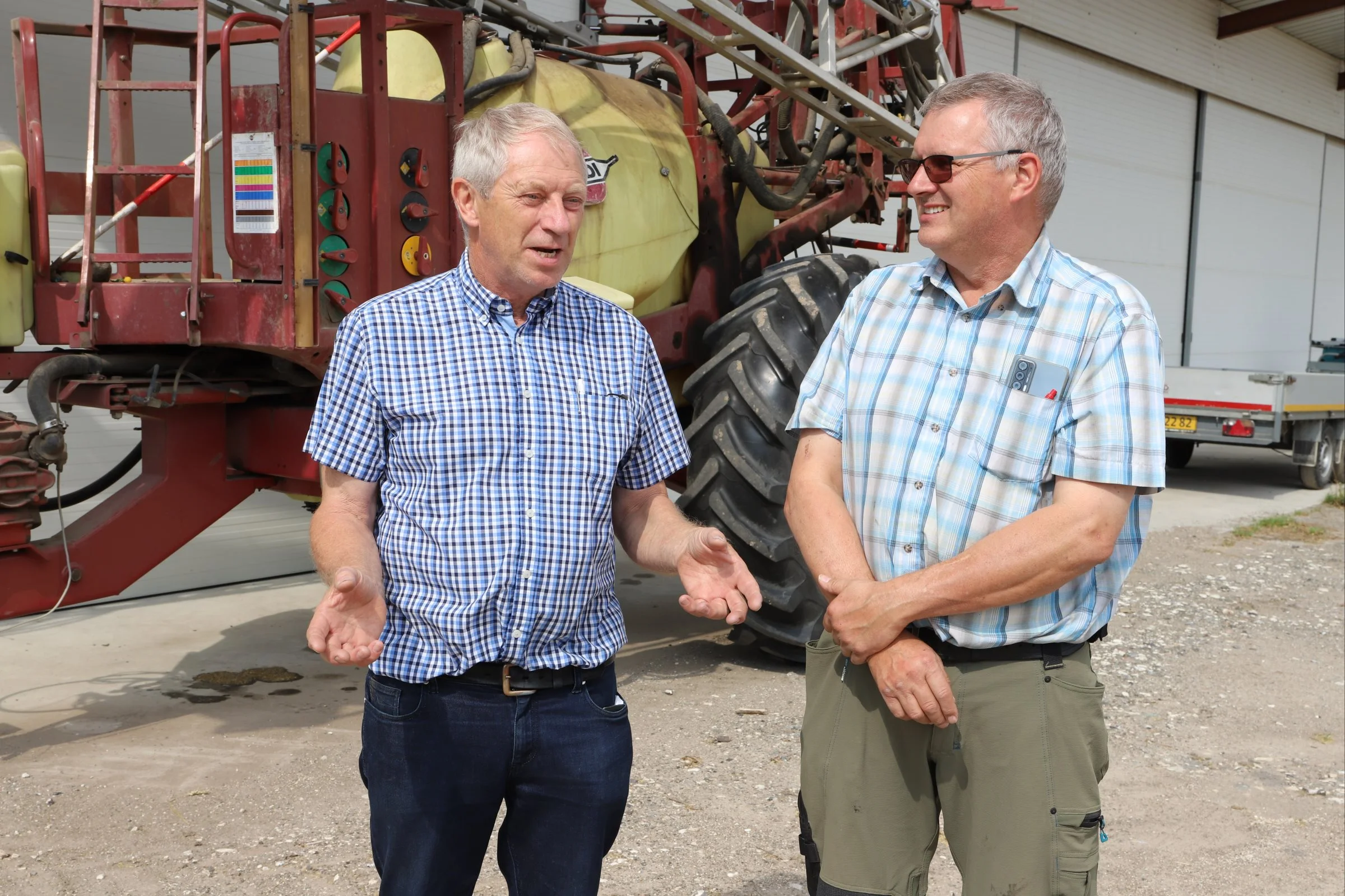 Knud Bay Smidt (th.) bruger ikke sprøjten mere, efter han er stoppet med at pløje. Tidligere planteavlskonsulent hos Vestjysk Landboforening, Søren Søndergaard, har arbejdet med pløjefri dyrkning i 20 år, og han oplever heller ikke, at forbruget stiger. Tværtimod falder forbruget af insektmidler. Foto: Anne Kjærsgaard Krogh
