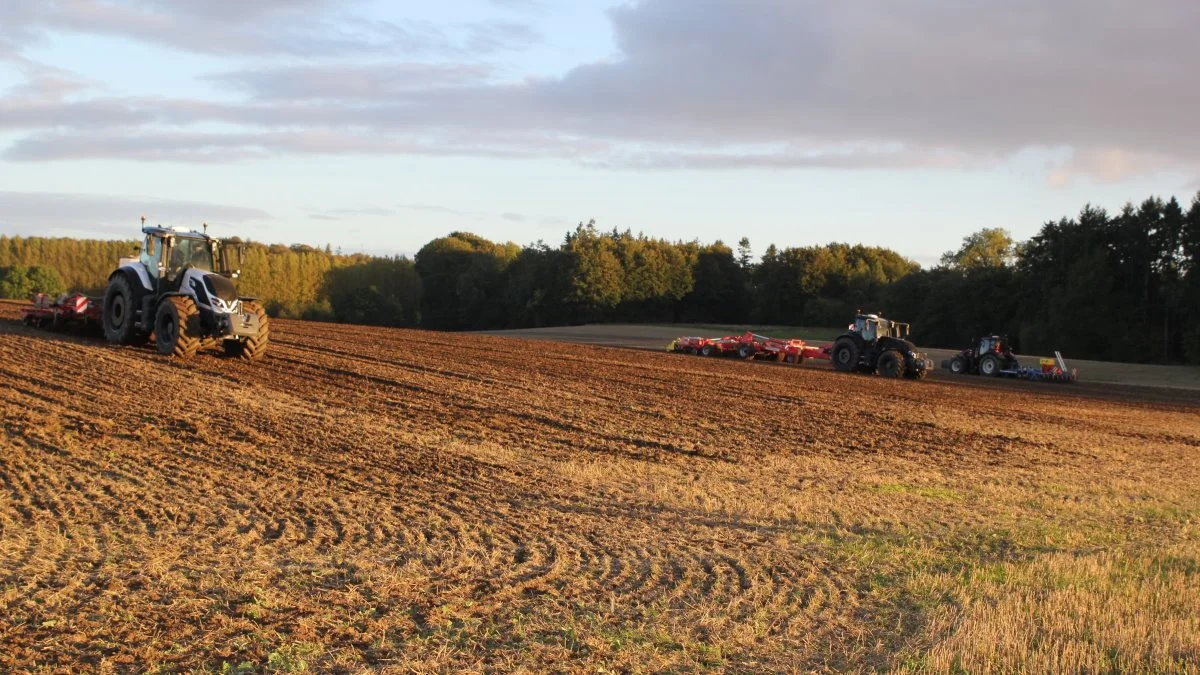 Valtra har linet hele seks Q-serietraktorer op til demoturen efterspændt både jordbearbejdningsredskaber og vogne. Fotos: Henriette Lemvig
