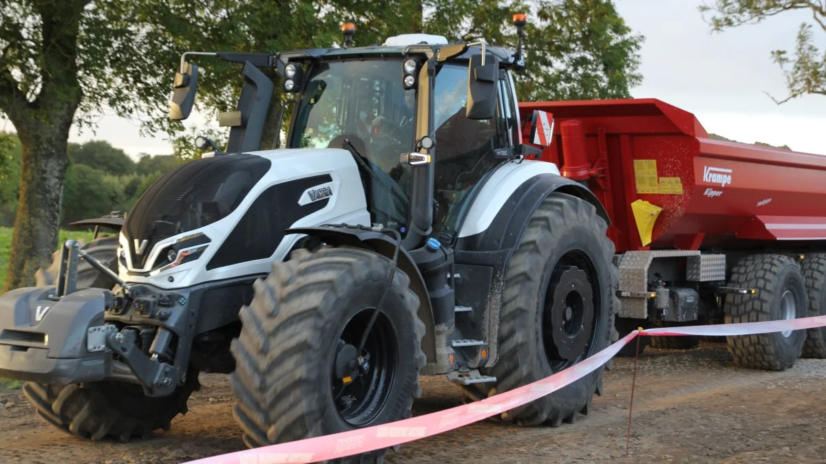 Det var muligt at fornemme Valtra traktorens trækkræft med 10 tons vogn påfyldt 20 tons stabilgrus.