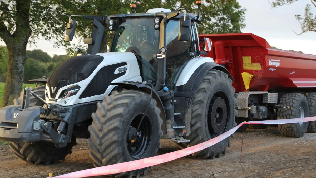 Det var muligt at fornemme trækkræften på Valtras Q-serie ved kørsel med 10 tons vogn påfyldt 20 tons stabilgrus.