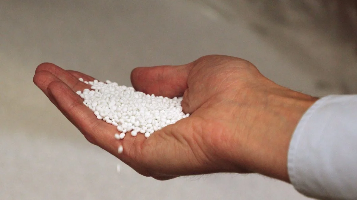Håndteringen og produktionen af landbrugsplasten foregår i Sverige, hvor der produceres plastpiller til produktion.