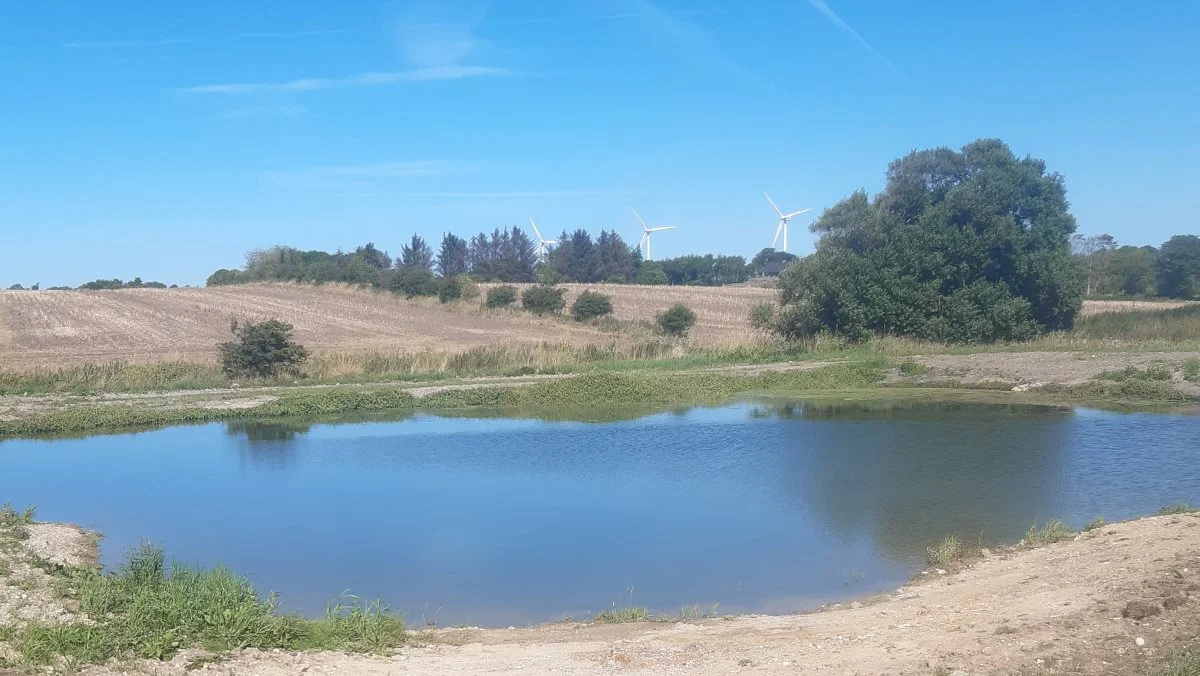 Endnu er der åbne vidder rundt om den nye sø, der er beliggende et stort stenkast neden for Rakkeby ved Karby og har Spang Å som nærmeste nabo mod nord og øst. 