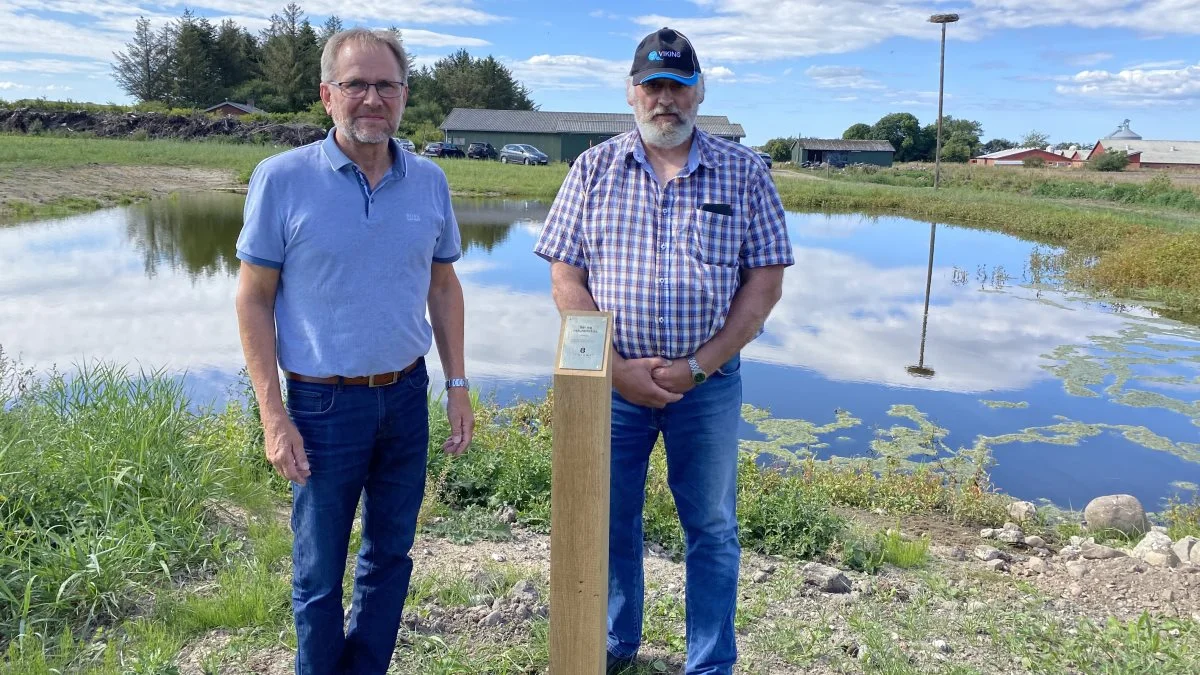 Hedeselskabets lokale ambassadør, Morten Yde, satte sammen med Hans Kristian Nygaard (th) en sponsorstolpe der, hvor der senere opsættes bord og bænk – tæt på søen og med et godt blik for den nyopsatte storkerede. Nu håber Hans Kristian Nygaard så, at storken vil finde sig hjemme på matriklen, og at stedet må være til gavn og glæde for lokalbefolkningen, der er velkomne på stedet. Fotos: Hedeselskabet