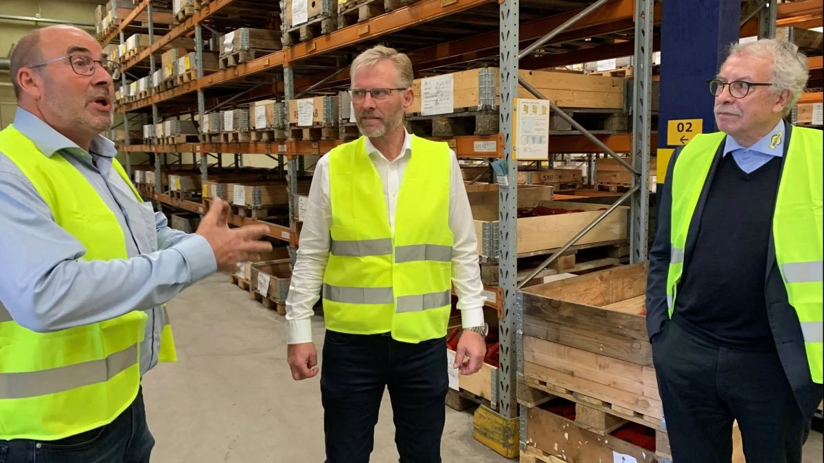 Direktørtrio på fabrikken hos Mølbro Production. Fra venstre: Fabriksdirektør Carsten Jensen, administrerende direktør Knud Rughave og salgsdirektør Peter Pedersen. Foto: Jesper Hallgren   