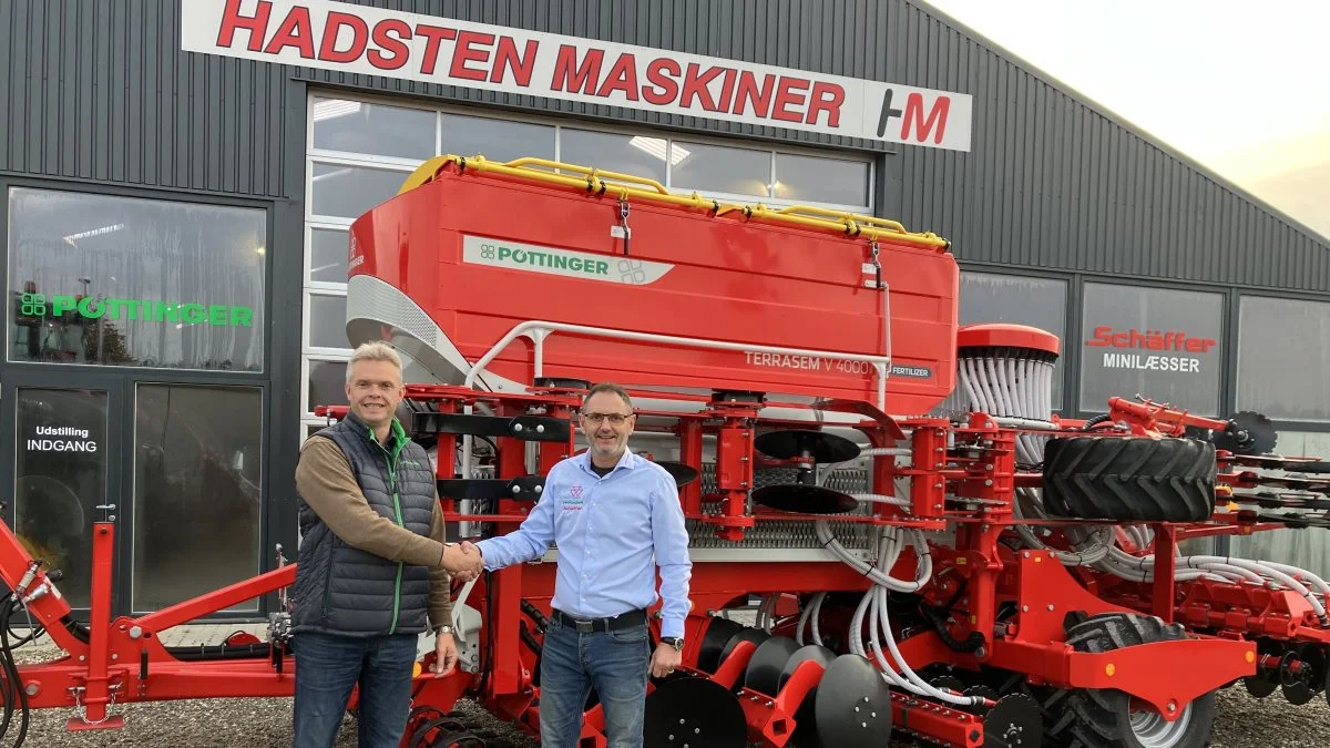 Ole Eberhard, Hadsten Maskiner (th) ses her sammen med Steen Lerche Hansen, Pöttinger Danmark, der giver hånd på det nye samarbejde. Pressefoto