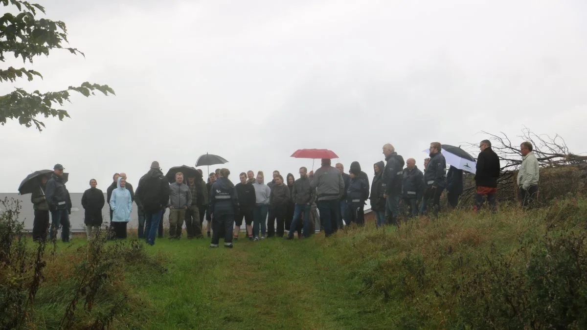 Selvom vejret ikke var i top, fejlede humøret ikke noget, da LandboNord havde inviteret til bedriftsbesøg ved griseproducent Klaus Dam, Tylstrup. Foto: LandboNord