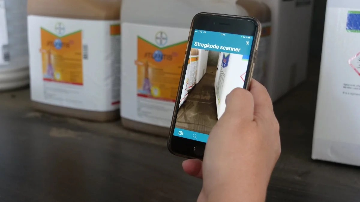 Med den Seges-udviklede app scannes stregkoden på kemiproduktets label, og man får herefter oplysninger om værnemidler til håndteringen. Foto: Seges