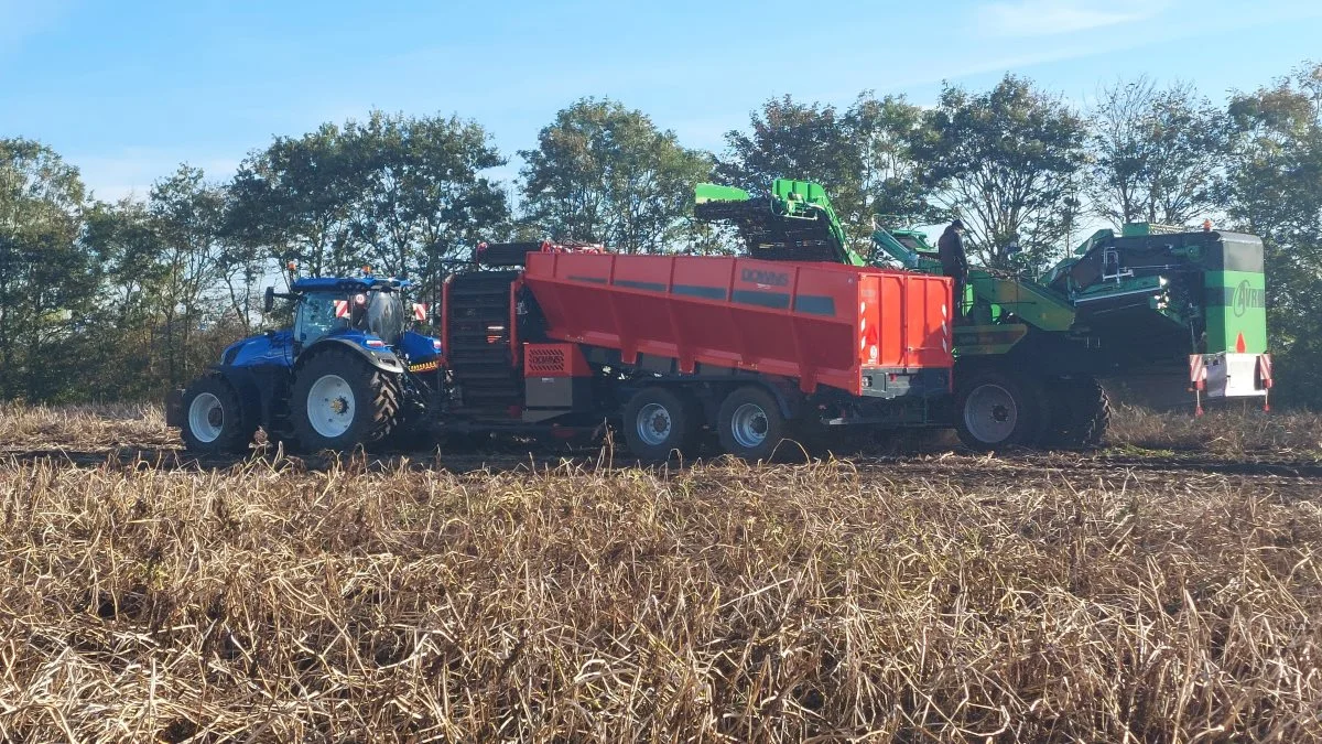 AVR 9200 Cross Roller og Downs pendlervogn i aktion i forbindelse med kartoffeldemo-dagen i Vojens. Foto: John Ankersen