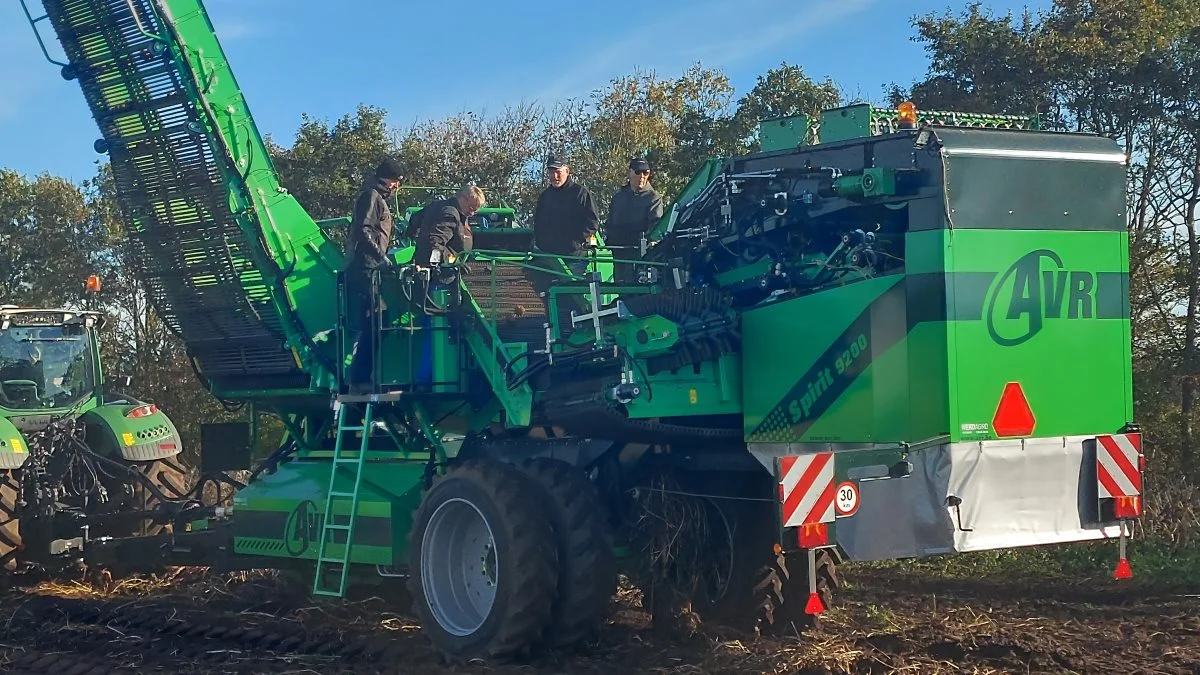 Stor interesse for at komme med AVR-kartoffeloptageren rundt i marken ved demodagen. Foto: John Ankersen