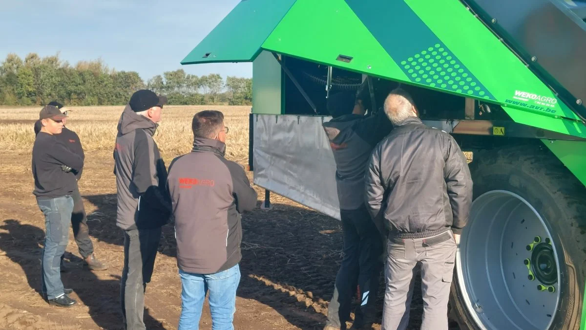 Efter kørsel i marken var der maskingennemgang og mulighed for et kig ind i teknikken på maskinerne. Foto: John Ankersen