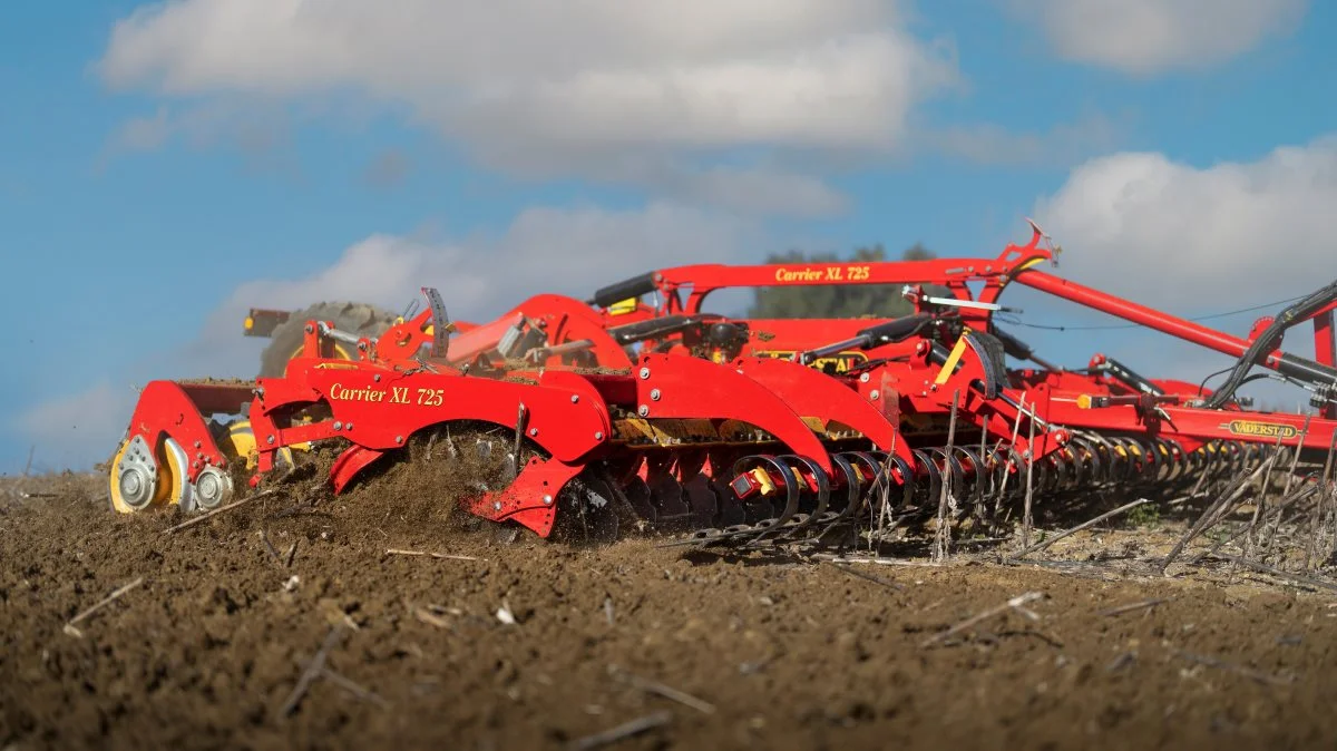 Väderstad lancerede en nye Carrier XL 725 diskharve i Tyskland i går. Diskharven fås med 510 mm TrueCut-diske, CrossCutter Disc eller den nye CrossCutter Disc Aggressive, ligesom harven kan udstyres med et komplet udvalg af redskaber, pakkermuligheder samt frøsåmaskinen BioDrill 360. Pressefoto