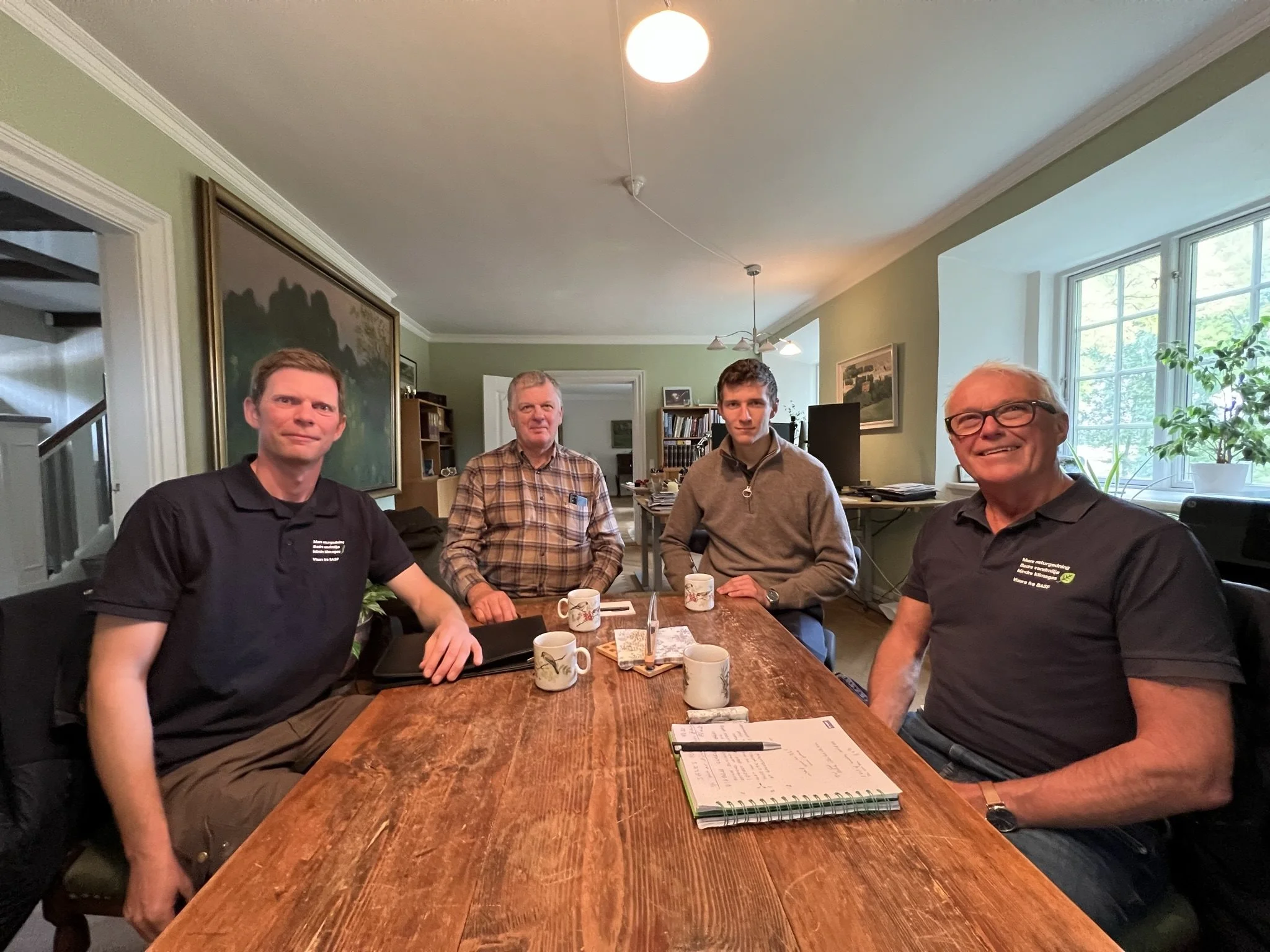 På kontoret i Vindumovergaards hovedbygning er Hans og Asbjørn de Neergaard (i midten) flankeret af Just Bach Andersen og Anders Fjendbo fra BASF. Foto: Kasper Stougård