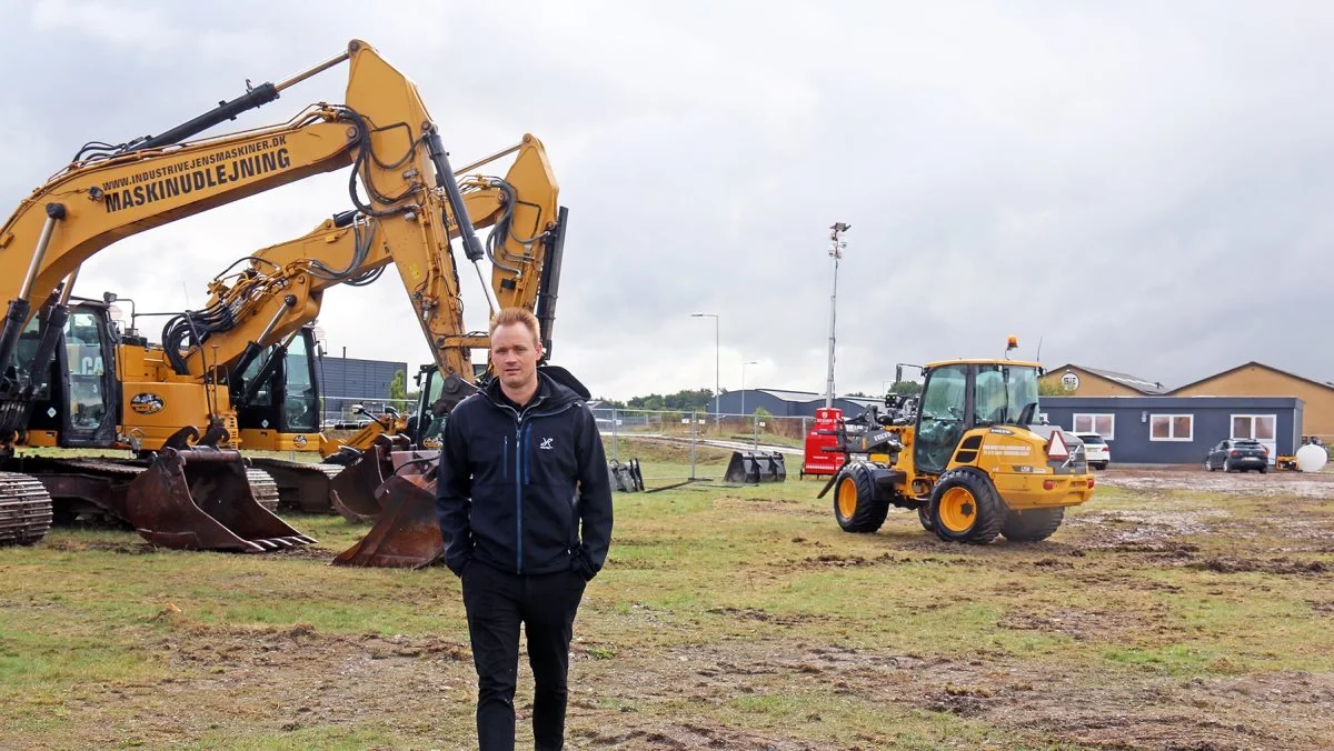 Pavillonen er på plads på grunden lige op ad Fynske Motorvej, og der ankommer løbende nye maskiner til udlejning hos Industrivejens Maskiner, som Lasse Holsko åbner præcis tre år efter afdelingen ved Hedensted.