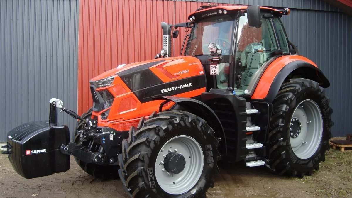 En spritny Deutz-Fahr traktor i flot Same-rød – A.P. Andersen Maskinfirma har stået for leveringen af denne specielle udgave til en kunde på Lolland. Privatfoto