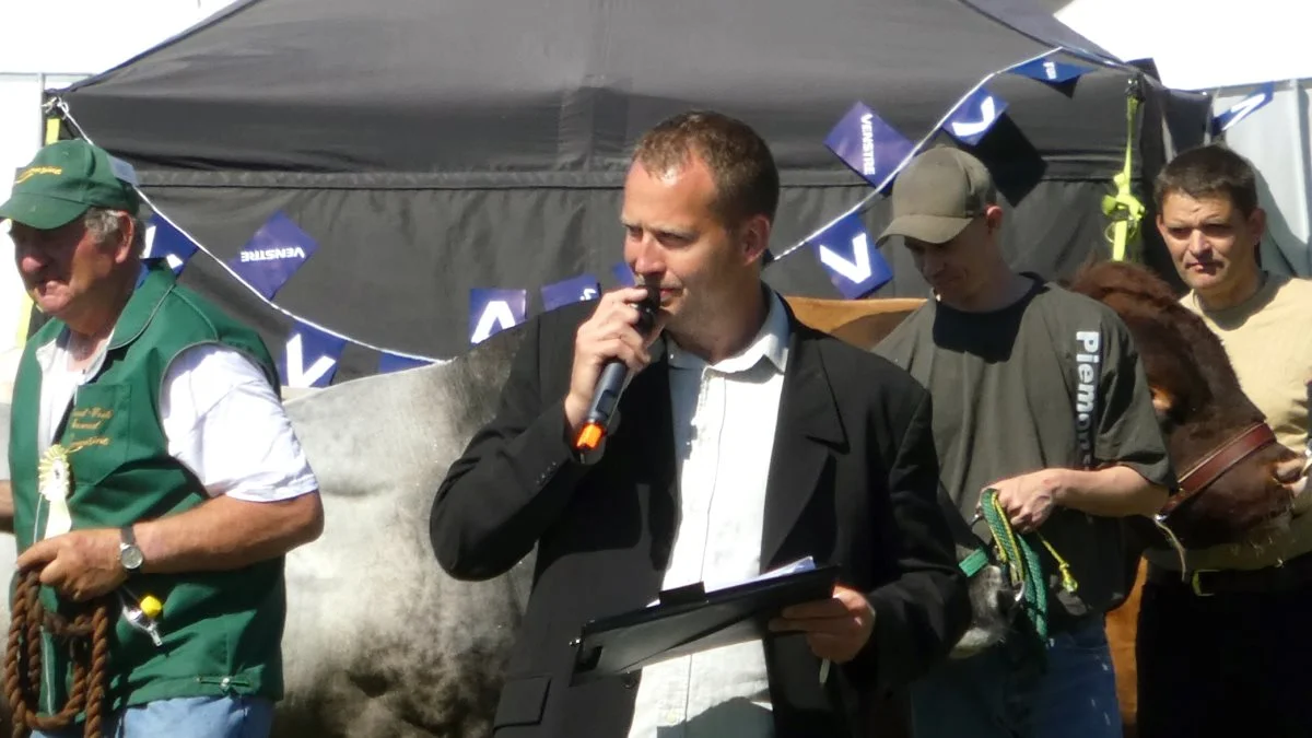 Henrik Baymler ses her i rollen som dyrskuedommer. Arkivfoto