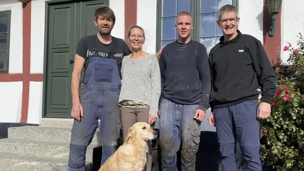 Jens og Birgit Brandt samt medhjælper Kasper fra Lundegaard, dyrlæge Claus Heisel fra LVK. Foto: Elanco