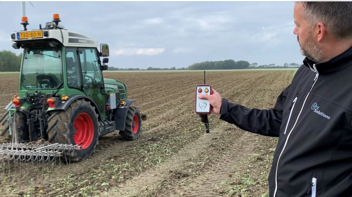 Man kan stoppe traktoren ved hjælp af remotekontrollen, viser salgschef Hans Biemans fra producenten GPX Solutions. Foto: Jesper Hallgren