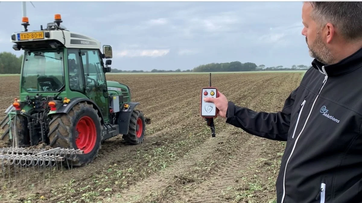 - Man kan naturligvis stoppe traktoren ved hjælp af remotekontrollen, men der er også installeret en nødknap på siden af traktoren, så man også på den måde kan stoppe traktoren, fortalte Hans Biemans. Foto: Jesper Hallgren
