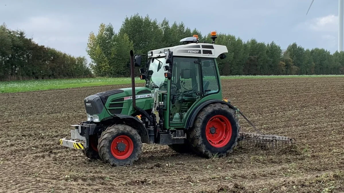 De fremmødte oplevede ved selvsyn, hvordan Fendt Vario-traktoren selv kunne arbejde i marken. Foto: Jesper Hallgren