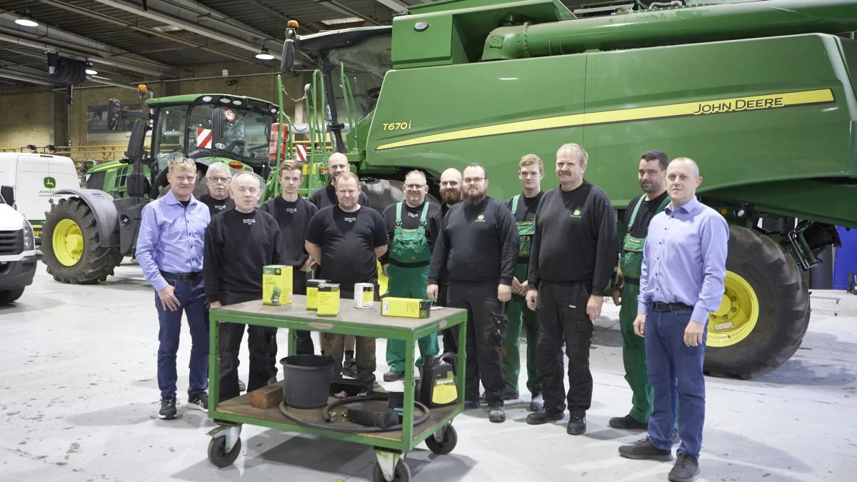 Afdelingsleder Erik Matthiesen (tv) og salgskonsulent Jonas Christiansen (th) er sammen med de øvrige medarbejdere hos Semler Agro Odense klar til at tage imod ved åbent hus-arrangementet den 3. november. På grund af efterårsferie var ikke alle af de i alt 20 medarbejdere på job, da billedet i værkstedet blev taget. Fotos: Erik Hansen